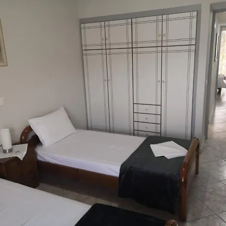 Panos & Antzy شقة